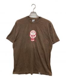 stussy（ステューシー）の古着「00sジェイソンスカルプリントTシャツ」｜ブラウン