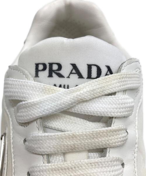 PRADA（プラダ）PRADA (プラダ) Prax 01 Re-Nylon ブラッシュドレザースニーカー ホワイト サイズ:7の古着・服飾アイテム