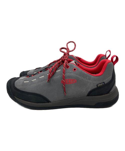 KEEN（キーン）KEEN (キーン) スニーカー グレー×レッド サイズ:27.5の古着・服飾アイテム