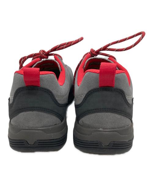 KEEN（キーン）KEEN (キーン) スニーカー グレー×レッド サイズ:27.5の古着・服飾アイテム