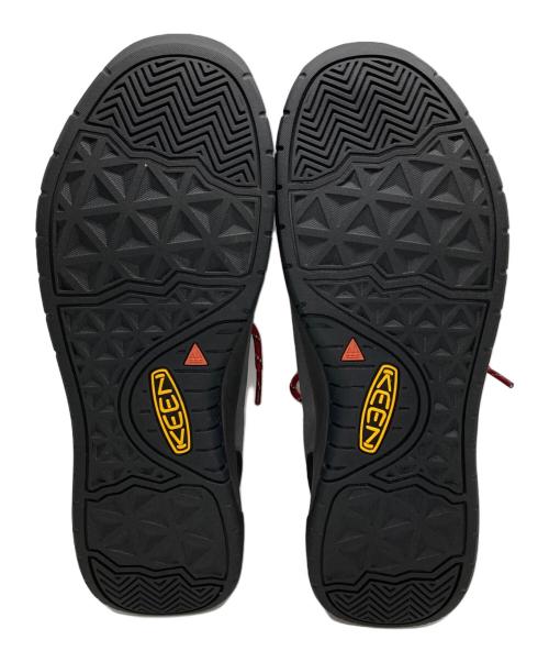 KEEN（キーン）KEEN (キーン) スニーカー グレー×レッド サイズ:27.5の古着・服飾アイテム