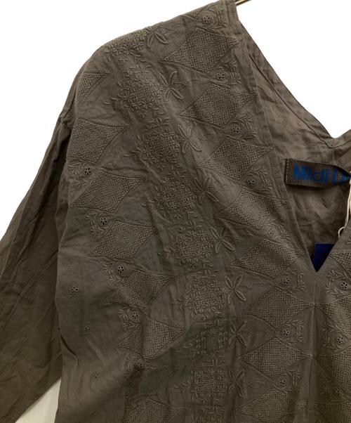 Midi-Umi（ミディウミ）Midi-Umi (ミディウミ) 刺繍ブラウス グレー サイズ:表記なしの古着・服飾アイテム