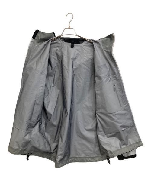 ARC'TERYX（アークテリクス）ARC'TERYX (アークテリクス) BEAMS (ビームス) 別注WABI SABI Beta Jacket グレー×ブラック サイズ:XLの古着・服飾アイテム