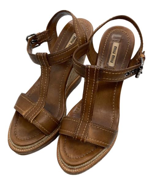 MIU MIU（ミュウミュウ）MIU MIU (ミュウミュウ) Tストラップウェッジソールサンダル ブラウン サイズ:23.5の古着・服飾アイテム