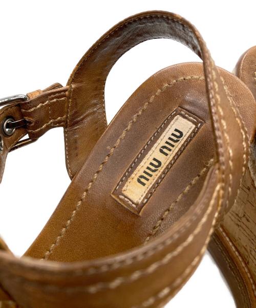 MIU MIU（ミュウミュウ）MIU MIU (ミュウミュウ) Tストラップウェッジソールサンダル ブラウン サイズ:23.5の古着・服飾アイテム