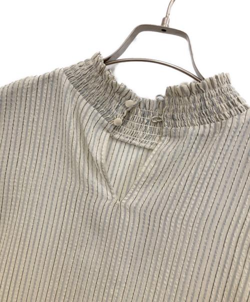 Adam et Rope（アダム エ ロペ）Adam et Rope (アダム エ ロペ) シアサッカーシャーリングネックブラウス アイボリー サイズ:Freeの古着・服飾アイテム