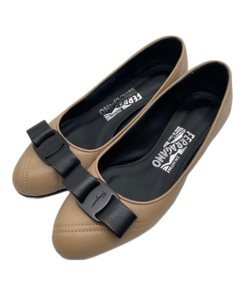 Salvatore Ferragamo（サルヴァトーレ フェラガモ）Salvatore Ferragamo (サルヴァトーレ フェラガモ) ヴァラリボンパンプス ベージュ サイズ:5 1/2の古着・服飾アイテム
