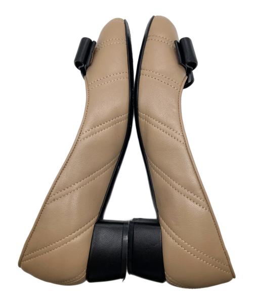 Salvatore Ferragamo（サルヴァトーレ フェラガモ）Salvatore Ferragamo (サルヴァトーレ フェラガモ) ヴァラリボンパンプス ベージュ サイズ:5 1/2の古着・服飾アイテム