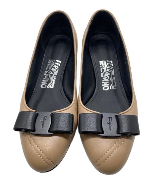 Salvatore Ferragamo（サルヴァトーレ フェラガモ）Salvatore Ferragamo (サルヴァトーレ フェラガモ) ヴァラリボンパンプス ベージュ サイズ:5 1/2の古着・服飾アイテム