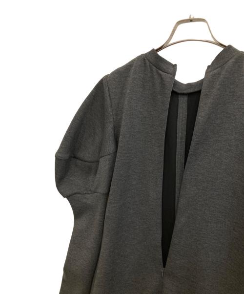 OMMO（オーエムエムオー）OMMO (オーエムエムオー) CUBE SLEEVE FLARE OP グレー サイズ:38の古着・服飾アイテム