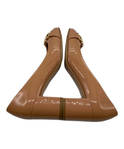 Salvatore Ferragamo（サルヴァトーレ フェラガモ）Salvatore Ferragamo (サルヴァトーレ フェラガモ) ガンチーニパテントパンプス ピンクベージュ サイズ:5Dの古着・服飾アイテム