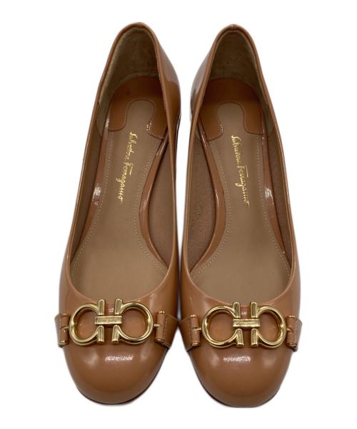 Salvatore Ferragamo（サルヴァトーレ フェラガモ）Salvatore Ferragamo (サルヴァトーレ フェラガモ) ガンチーニパテントパンプス ピンクベージュ サイズ:5Dの古着・服飾アイテム