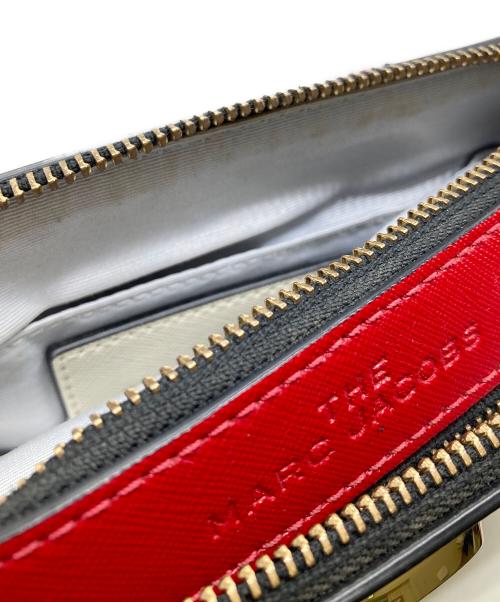 THE MARC JACOBS（ザマークジェイコブス）the marc jacobs (ザマークジェイコブス) スナップショットショルダーバッグ ベージュ×レッドの古着・服飾アイテム
