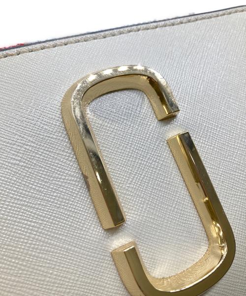 THE MARC JACOBS（ザマークジェイコブス）the marc jacobs (ザマークジェイコブス) スナップショットショルダーバッグ ベージュ×レッドの古着・服飾アイテム