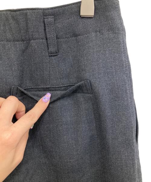 Spick and Span（スピック＆スパン）Spick and Span (スピックアンドスパン) ハイブリッドダブルクロスワンタックパンツ グレー サイズ:38 未使用品の古着・服飾アイテム