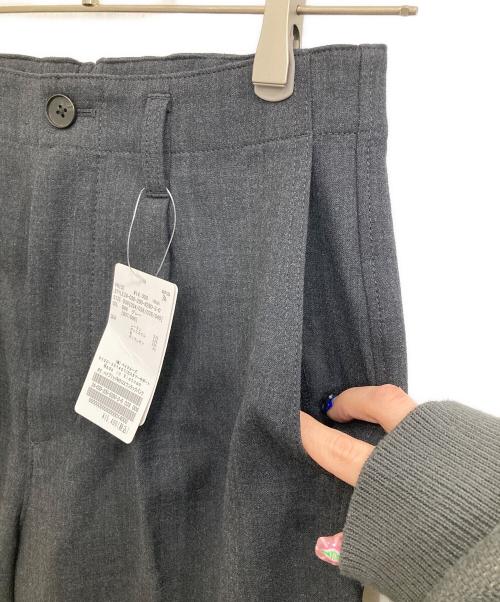 Spick and Span（スピック＆スパン）Spick and Span (スピックアンドスパン) ハイブリッドダブルクロスワンタックパンツ グレー サイズ:38 未使用品の古着・服飾アイテム