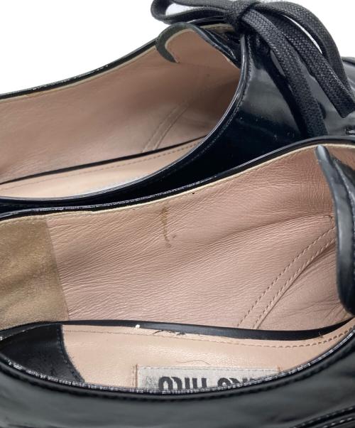 MIU MIU（ミュウミュウ）MIU MIU (ミュウミュウ) ビジューヒールパテントシューズ ブラック サイズ:38 1/2の古着・服飾アイテム