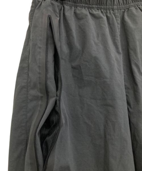 NIKE（ナイキ）NIKE (ナイキ) オープンヘムパンツ グレー サイズ:Mの古着・服飾アイテム