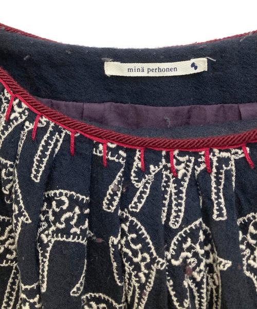 mina perhonen（ミナ ペルホネン）mina perhonen (ミナ ペルホネン) count ウールカシミヤ混刺繍タックスカート ネイビー サイズ:38の古着・服飾アイテム