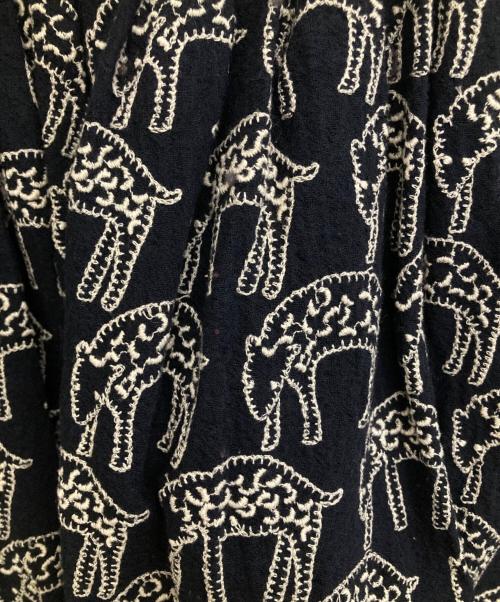 mina perhonen（ミナ ペルホネン）mina perhonen (ミナ ペルホネン) count ウールカシミヤ混刺繍タックスカート ネイビー サイズ:38の古着・服飾アイテム