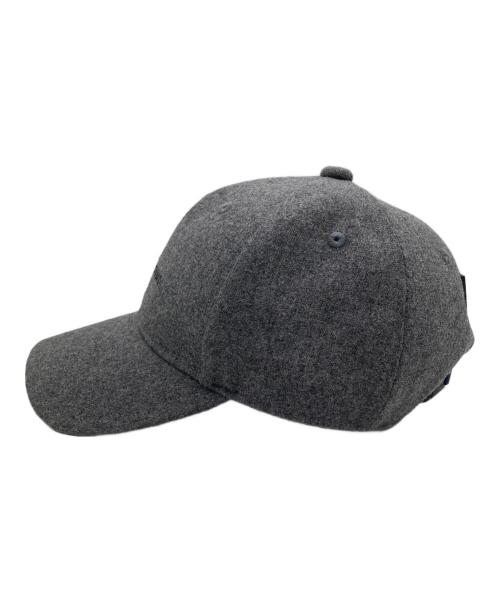 OMMO（オーエムエムオー）OMMO (オーエムエムオー) LOGO CAP グレーの古着・服飾アイテム