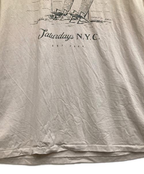Saturdays NYC（サタデーズ ニューヨークシティ）Saturdays NYC (サタデーズ ニューヨークシティ) Tシャツ ベージュ サイズ:Ｌ 未使用品の古着・服飾アイテム