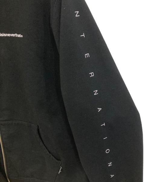 thisisneverthat（ディスイズネバーザット）thisisneverthat (ディスイズネバーザット) ロゴプリントジップパーカー ブラック サイズ:Ｌの古着・服飾アイテム