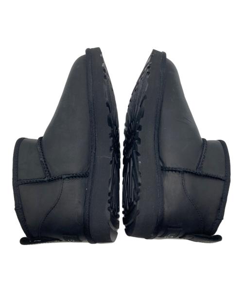 UGG（アグ）UGG (アグ) Classic Ultra Mini LTHR/ムートンブーツ ブラック サイズ:23の古着・服飾アイテム