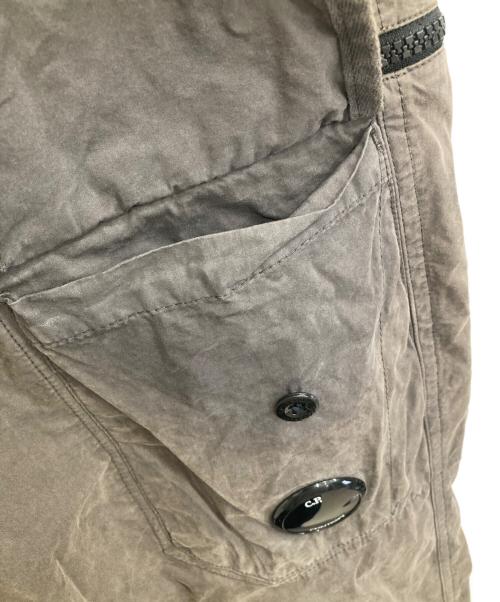 C.P COMPANY（シーピーカンパニー）C.P COMPANY (シーピーカンパニー) MICROREPS BOXY CARGO LENS PANTS グレー サイズ:48の古着・服飾アイテム