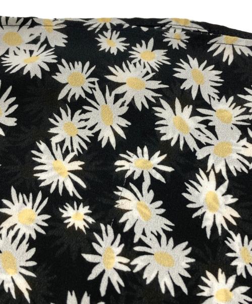 Adam et Rope（アダム エ ロペ）Adam et Rope (アダム エ ロペ) 総柄フリルカラーブラウス ブラック サイズ:Fの古着・服飾アイテム