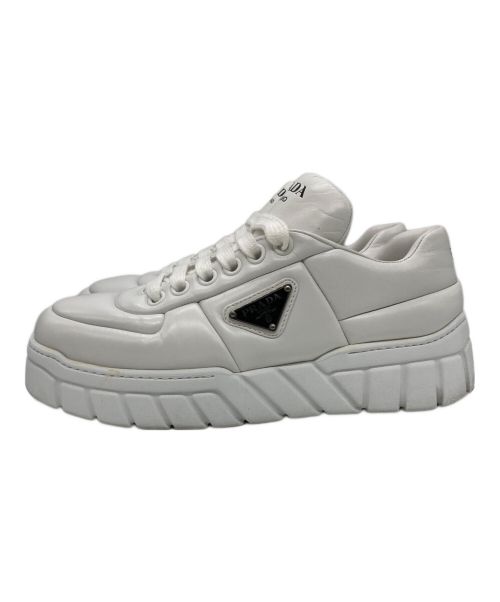 PRADA（プラダ）PRADA (プラダ) パデッドレザー 三角ロゴ厚底スニーカー ホワイト サイズ:39の古着・服飾アイテム