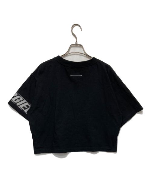 MM6 Maison Margiela（エムエムシックスメゾンマルジェラ）MM6 Maison Margiela (エムエムシックス メゾンマルジェラ) モトクロス ロゴ クロップド TシャツプリントTシャツ ブラック サイズ:Mの古着・服飾アイテム