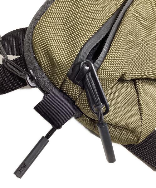 AER（エアー）AER (エアー) Day Sling 2ボディバッグ オリーブの古着・服飾アイテム