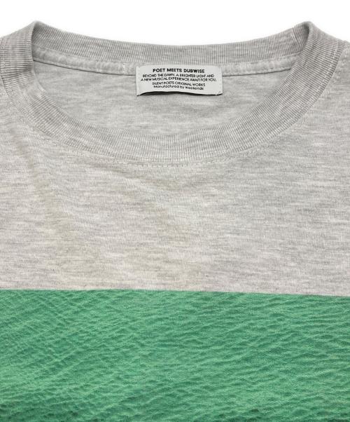 POET MEETS DUBWISE（ポエットミーツダブワイズ）POET MEETS DUBWISE (ポエットミーツダブワイズ) プリントカットソー グレー サイズ:Mの古着・服飾アイテム