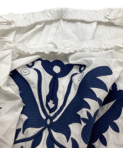 Spick and Span（スピック＆スパン）Spick and Span (スピックアンドスパン) エンブロイダリーフレアキャミソール ホワイト×ブルー サイズ:表記無し 未使用品の古着・服飾アイテム