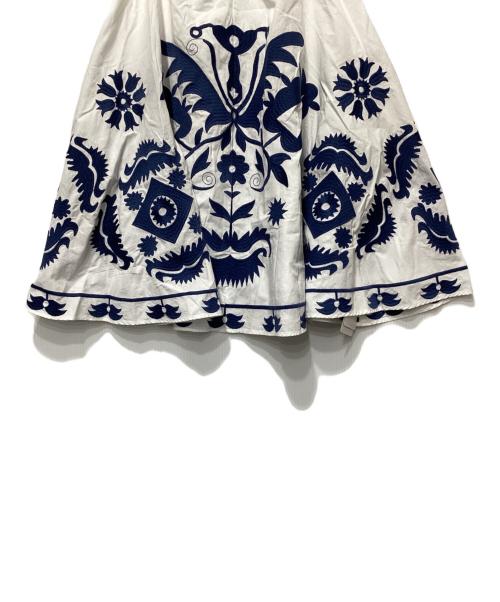 Spick and Span（スピック＆スパン）Spick and Span (スピックアンドスパン) エンブロイダリーフレアキャミソール ホワイト×ブルー サイズ:表記無し 未使用品の古着・服飾アイテム