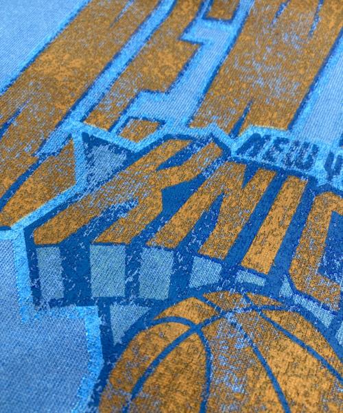 OFF THE COURT（オフザコート）OFF THE COURT (オフザコート) JOURNAL STANDARD (ジャーナルスタンダード) 別注NBAプリントTシャツ ブルー サイズ:Ⅿの古着・服飾アイテム