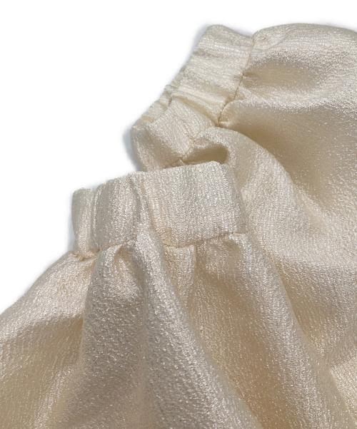 YORI（ヨリ）YORI (ヨリ) シャイニーパフブラウス プルオーバー ベージュ サイズ:36の古着・服飾アイテム