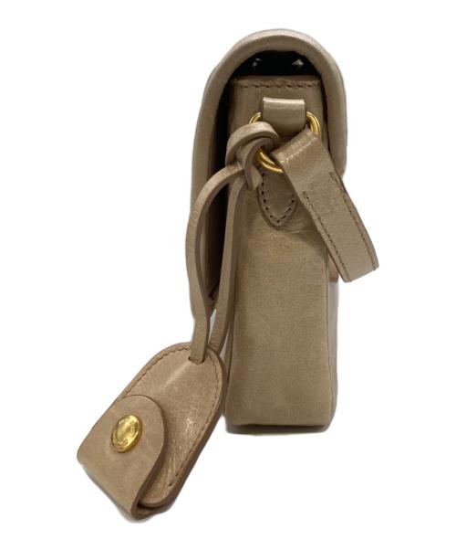 MIU MIU（ミュウミュウ）MIU MIU (ミュウミュウ) TRAPU レザーショルダーバッグ ベージュの古着・服飾アイテム