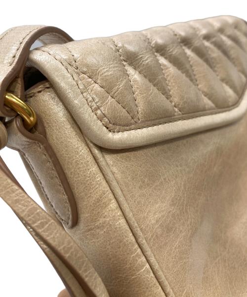 MIU MIU（ミュウミュウ）MIU MIU (ミュウミュウ) TRAPU レザーショルダーバッグ ベージュの古着・服飾アイテム