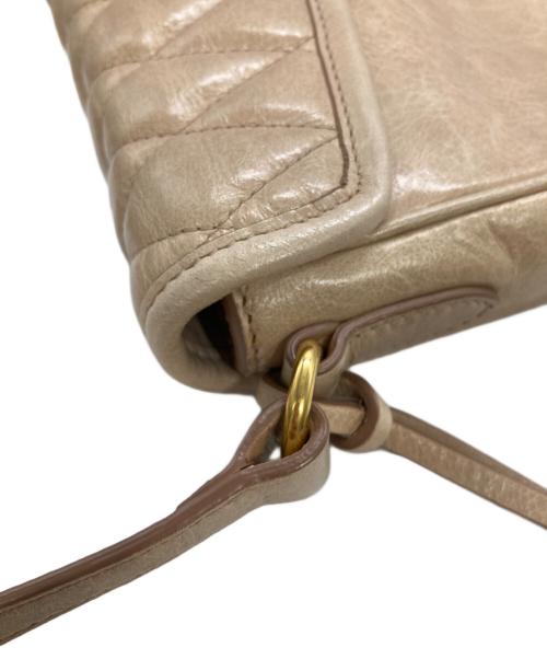 MIU MIU（ミュウミュウ）MIU MIU (ミュウミュウ) TRAPU レザーショルダーバッグ ベージュの古着・服飾アイテム