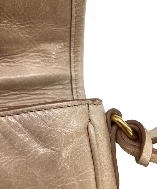 MIU MIU（ミュウミュウ）MIU MIU (ミュウミュウ) TRAPU レザーショルダーバッグ ベージュの古着・服飾アイテム