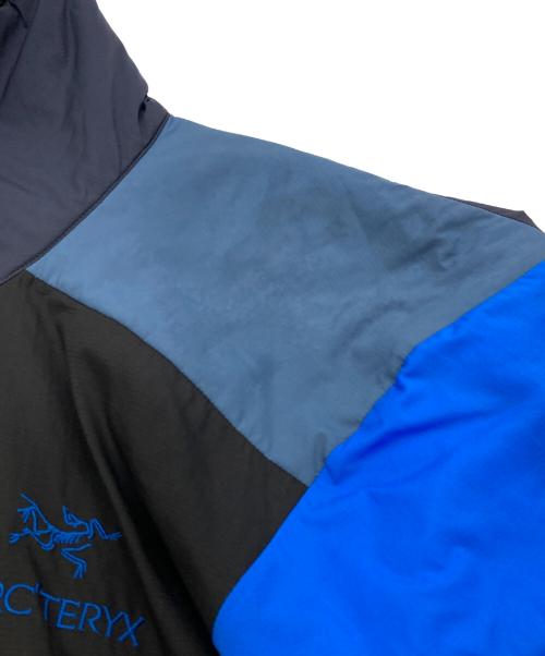 ARC'TERYX（アークテリクス）ARC'TERYX (アークテリクス) BEAMS (ビームス) 別注ATOM LT HOODY ブルー×ブラック サイズ:Sの古着・服飾アイテム