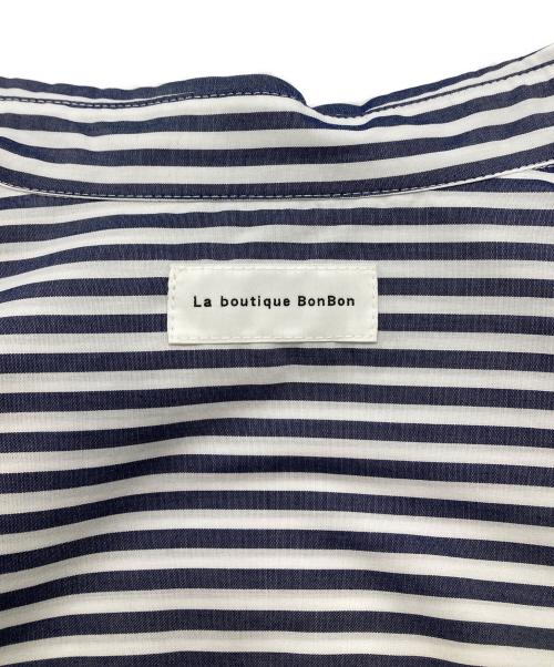 La boutique BonBon（ラブティックボンボン）La boutique BonBon (ラブティックボンボン) ストライプクロップドシャツ ネイビー サイズ:Free 未使用品の古着・服飾アイテム