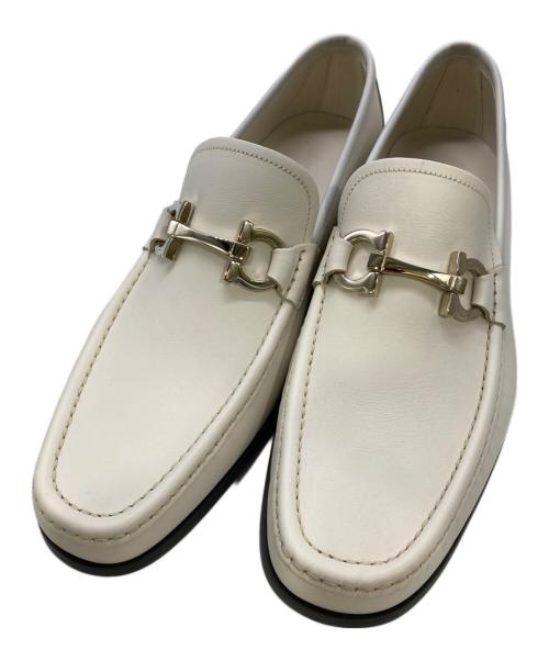 Ferragamo（フェラガモ）Ferragamo (フェラガモ) Grandioso 2ビットローファー ホワイト サイズ:8 1/2の古着・服飾アイテム