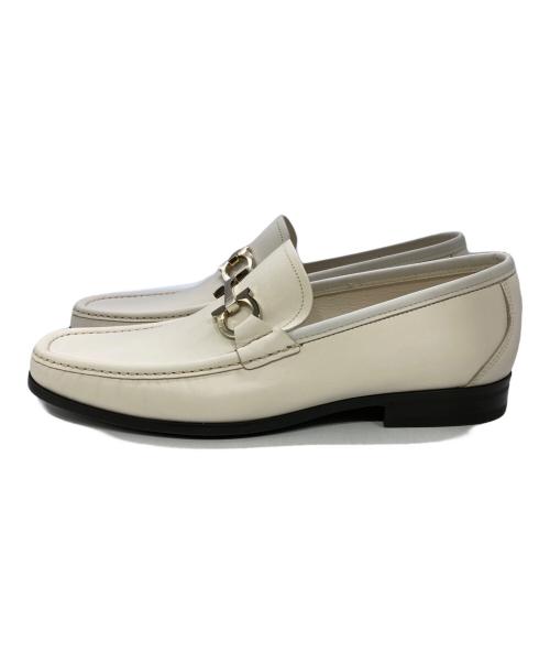 Ferragamo（フェラガモ）Ferragamo (フェラガモ) Grandioso 2ビットローファー ホワイト サイズ:8 1/2の古着・服飾アイテム
