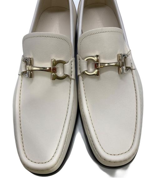 Ferragamo（フェラガモ）Ferragamo (フェラガモ) Grandioso 2ビットローファー ホワイト サイズ:8 1/2の古着・服飾アイテム