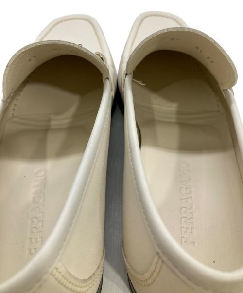 Ferragamo（フェラガモ）Ferragamo (フェラガモ) Grandioso 2ビットローファー ホワイト サイズ:8 1/2の古着・服飾アイテム