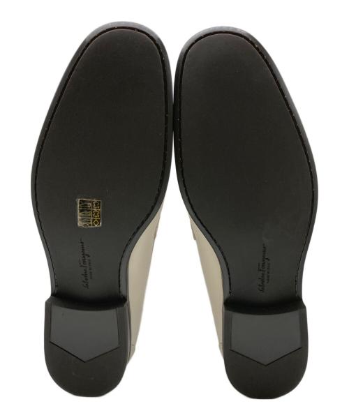 Ferragamo（フェラガモ）Ferragamo (フェラガモ) Grandioso 2ビットローファー ホワイト サイズ:8 1/2の古着・服飾アイテム