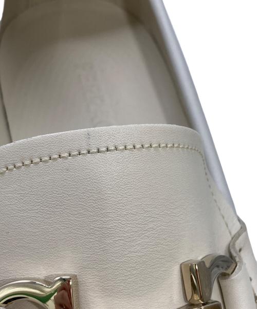 Ferragamo（フェラガモ）Ferragamo (フェラガモ) Grandioso 2ビットローファー ホワイト サイズ:8 1/2の古着・服飾アイテム